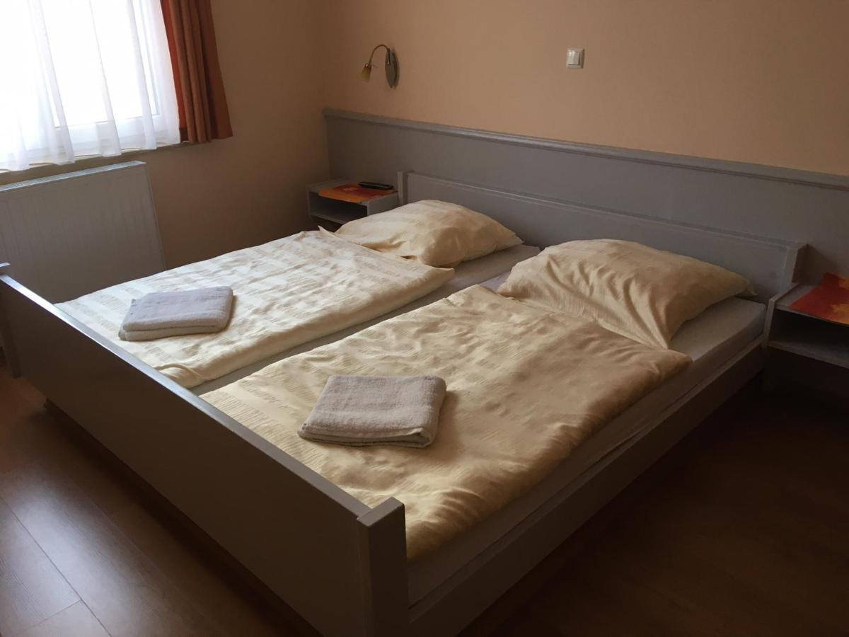 Foter Panzio Hotel Baja Ngoại thất bức ảnh