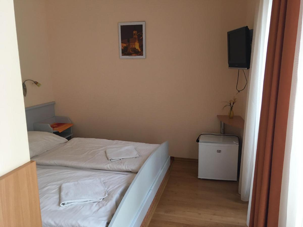 Foter Panzio Hotel Baja Ngoại thất bức ảnh