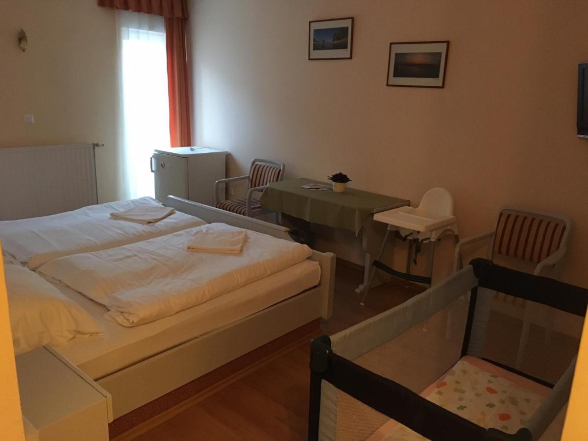 Foter Panzio Hotel Baja Ngoại thất bức ảnh