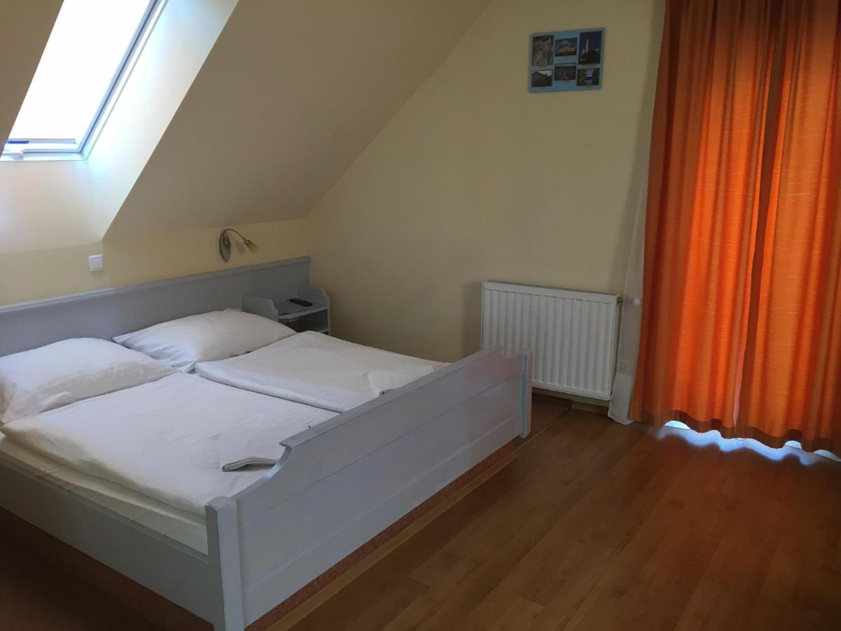 Foter Panzio Hotel Baja Ngoại thất bức ảnh