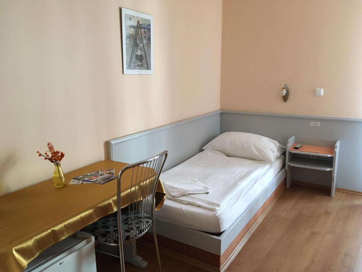 Foter Panzio Hotel Baja Ngoại thất bức ảnh