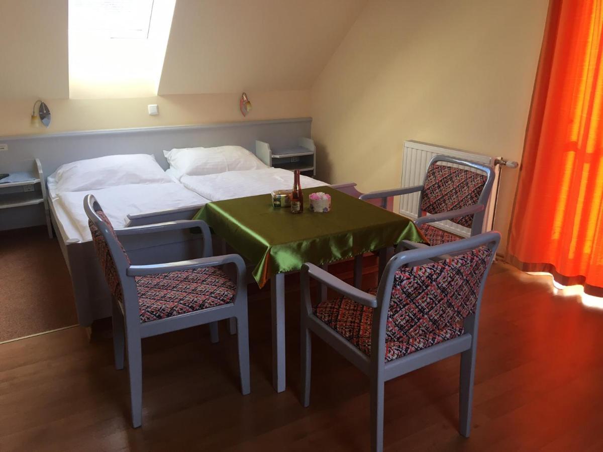 Foter Panzio Hotel Baja Ngoại thất bức ảnh