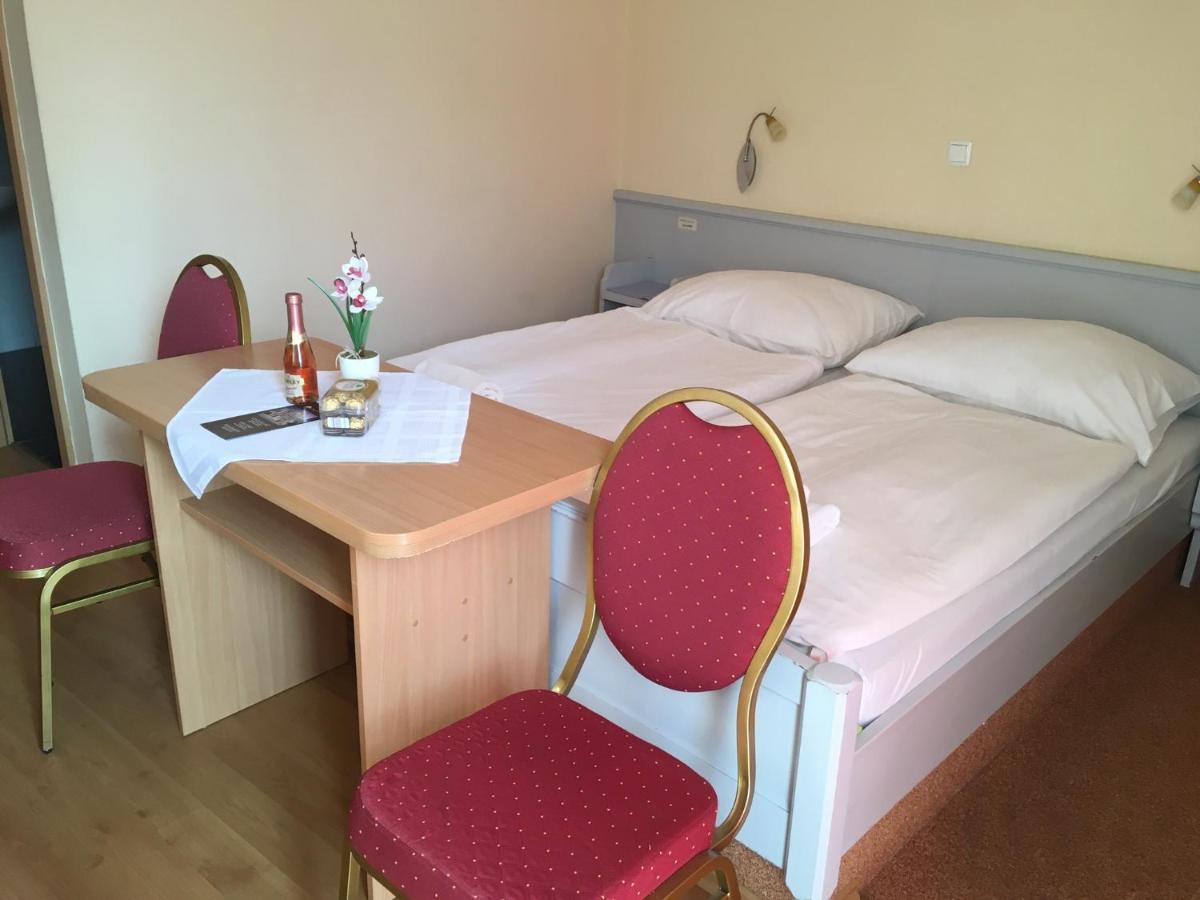 Foter Panzio Hotel Baja Ngoại thất bức ảnh