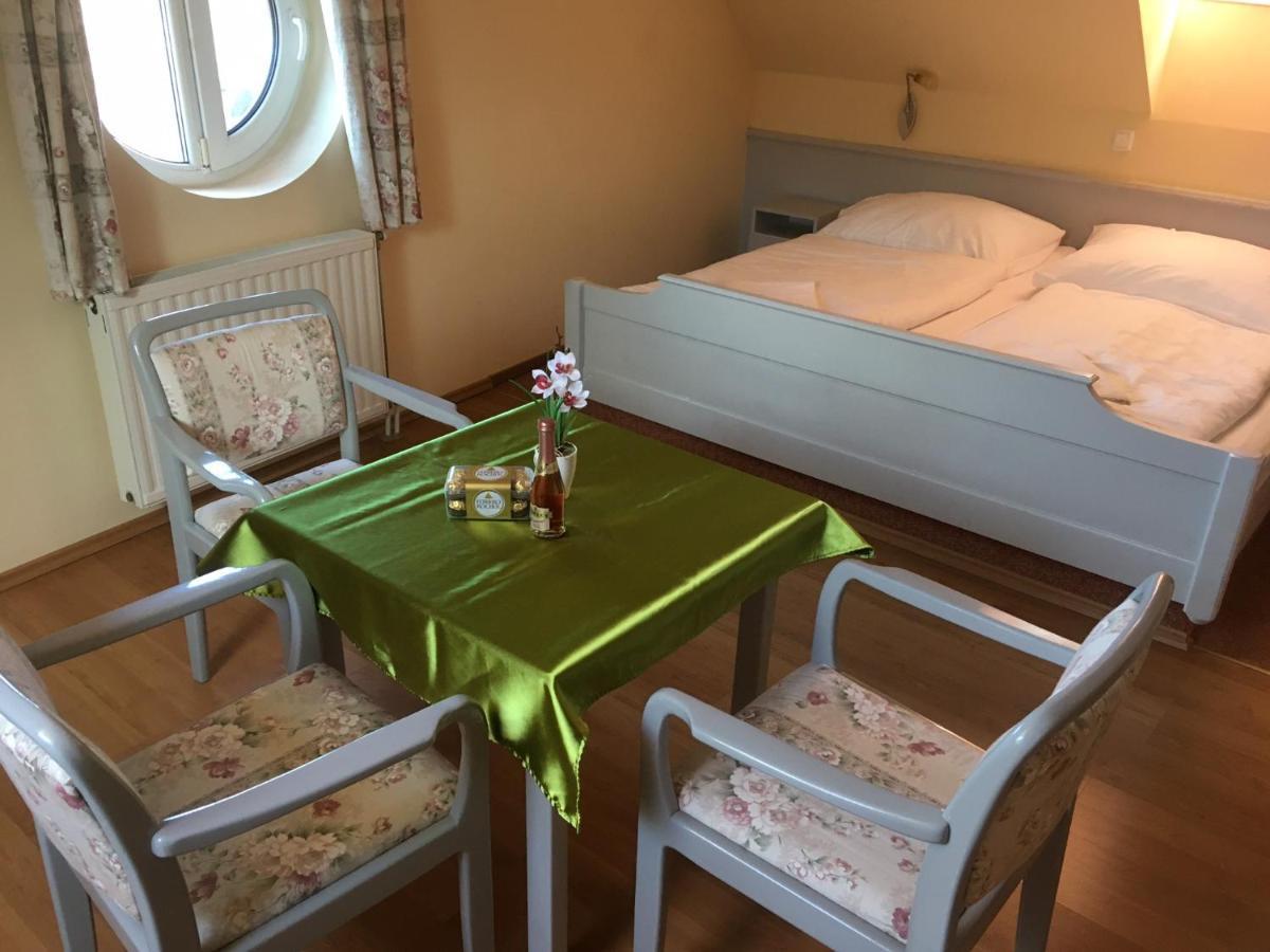 Foter Panzio Hotel Baja Ngoại thất bức ảnh